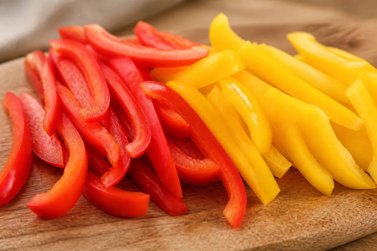 Colourful bell peppers prepared as vitamin C-rich vegetables for guinea pigs